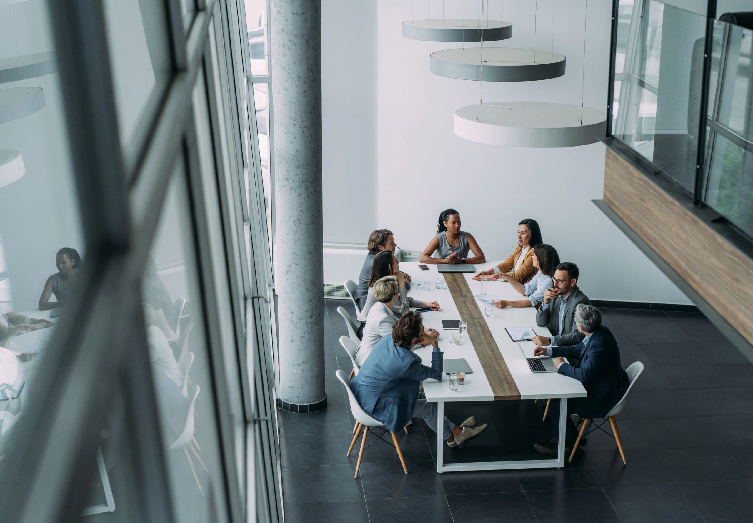 Equipe executiva em reunião corporativa com foco em governança e tomada de decisão