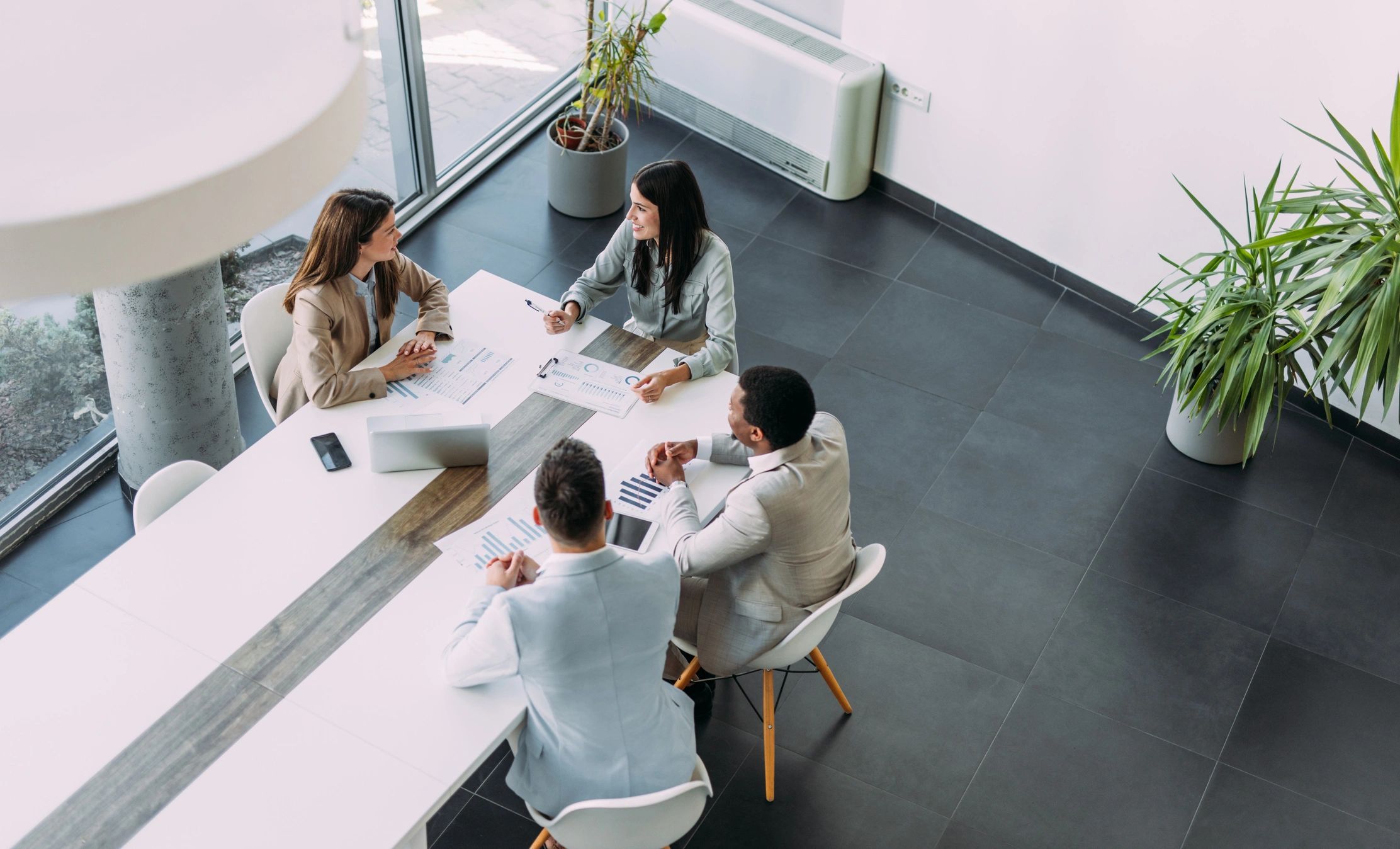 Equipe executiva em reunião de governança e tomada de decisão